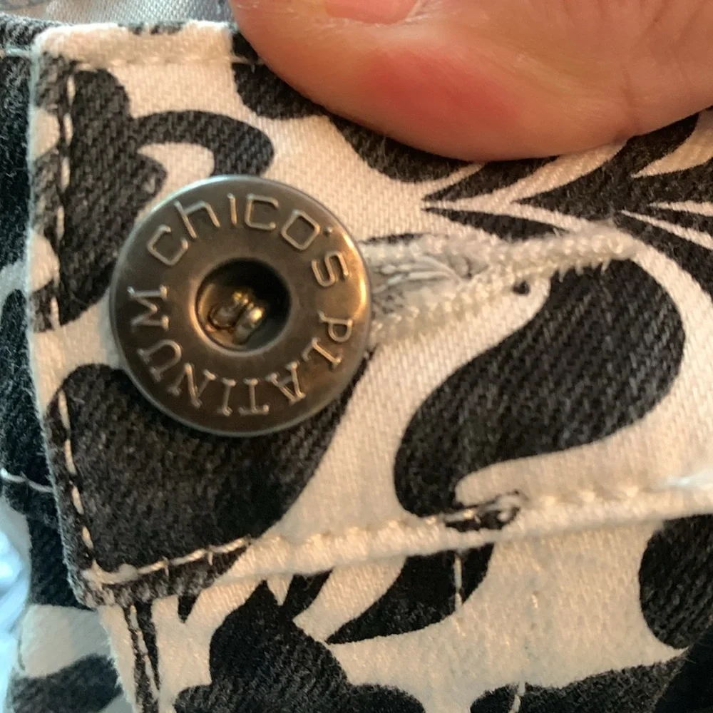 Chicos ultimate fit platinum denim cropped‎ printed jeans. Worn about 3x
